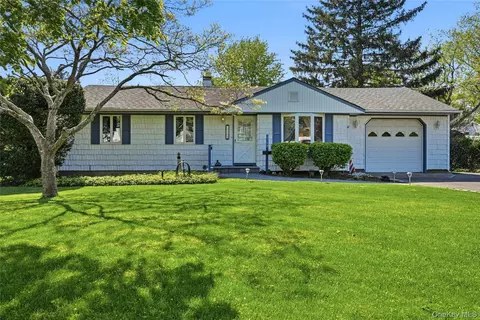 2708 Gull Ave, Medford, NY 11763