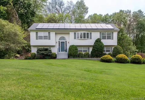 17 Verplanck Ave, East Fishkill, NY 12533