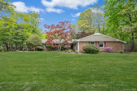 35 Pembrook Dr, Stony Brook, NY 11790