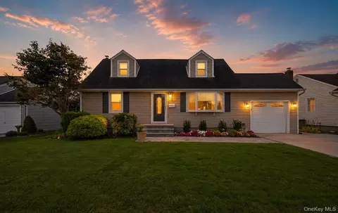 7 Greenbriar Ln, Hicksville, NY 11801
