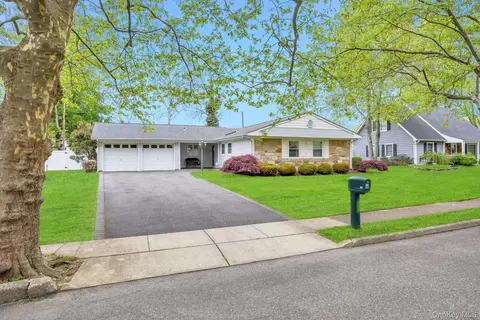 40 Twisting Dr, Lake Grove, NY 11755