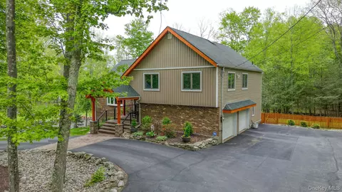 90 M And M Rd, Middletown, NY 10940
