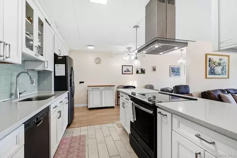 200 High Point Dr #214, Greenburgh, NY 10530