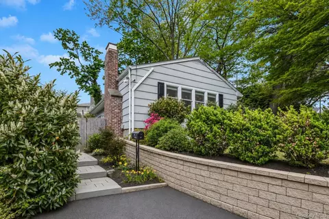 10 Minetta Ct, Huntington, NY 11743