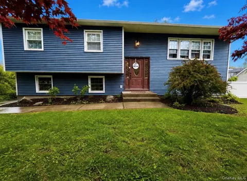 136 Snow Bunting Ct, Montgomery, NY 12549
