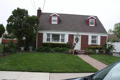 138 Manor Pkwy, Uniondale, NY 11553