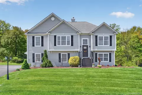 7 Deangelis Dr, Monroe, NY 10950