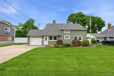 72 Walnut Ln, Hicksville, NY 11801