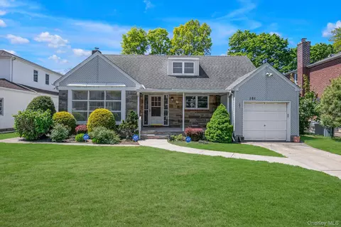161 Rose Ln, North Hempstead, NY 11040