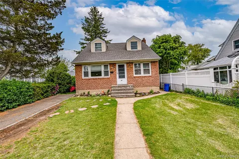 31 Locust St, Westbury, NY 11590
