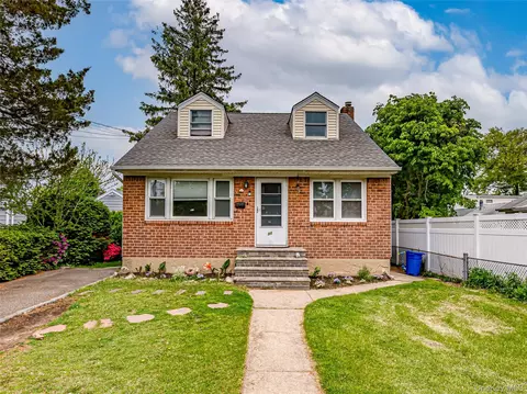 31 Locust St, Westbury, NY 11590