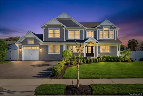 48 Iroquois St E, Massapequa, NY 11758