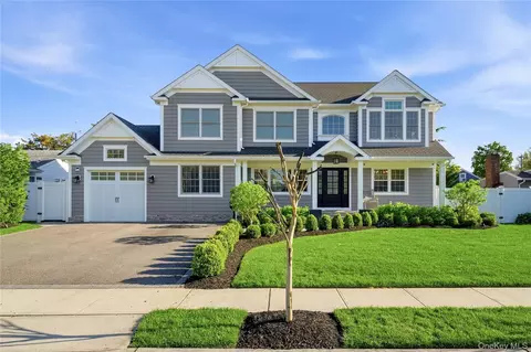 48 Iroquois St E, Massapequa, NY 11758
