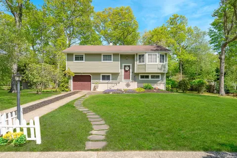 247 Bow Dr, Smithtown, NY 11787