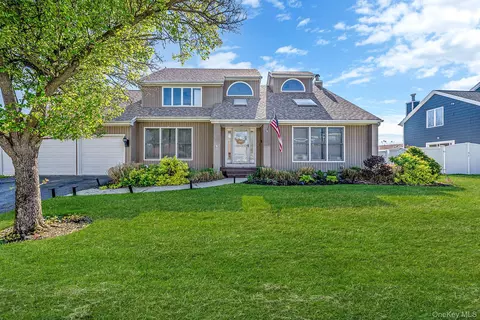 810 Anthony Dr, Lindenhurst, NY 11757