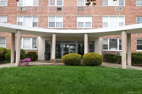 100 S Ocean Ave S #2R, Freeport, NY 11520