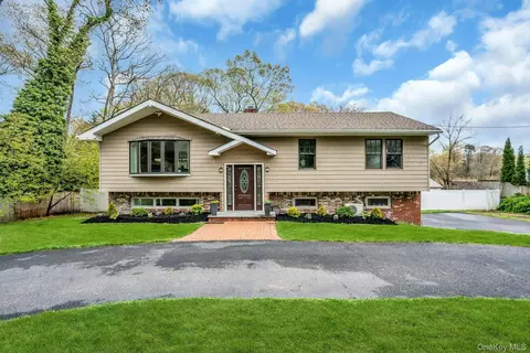 451 Gibbs Pond Rd, Nesconset, NY 11767