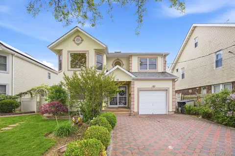 16 6th Ave, North Hempstead, NY 11040