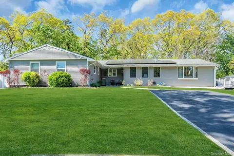 31 Peak St, Lake Ronkonkoma, NY 11779