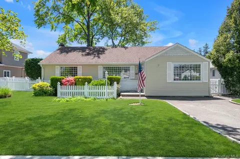 114 Campbell St, North Hempstead, NY 11040