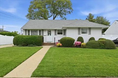3903 Lincoln St, Seaford, NY 11783