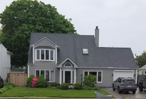 20 Daisy Ln, Levittown, NY 11756