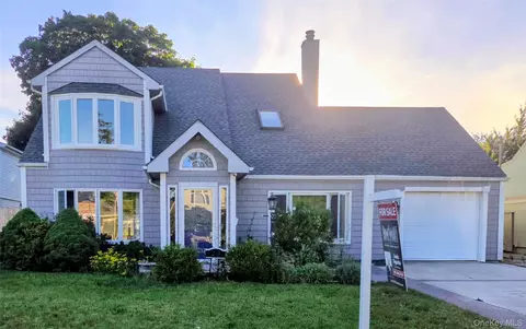 20 Daisy Ln, Levittown, NY 11756