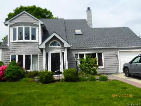 20 Daisy Ln, Levittown, NY 11756