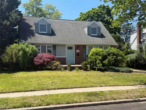 140 Wickshire Dr, East Meadow, NY 11554