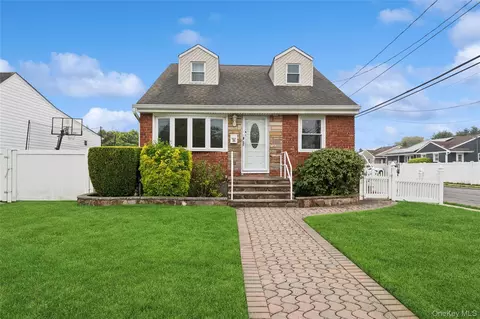 199 Sycamore Ave, Bethpage, NY 11714