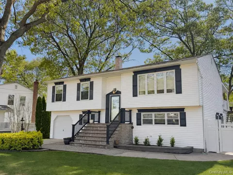 72 Avenue B, Holbrook, NY 11741