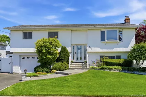 243 N Delaware Ave, Massapequa, NY 11758