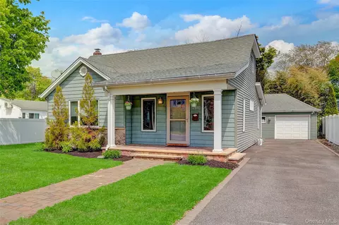 209 Center Bay Dr, West Islip, NY 11795