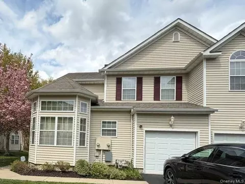 36 Cranberry Cir, Medford, NY 11763
