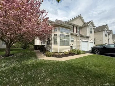 36 Cranberry Cir, Medford, NY 11763