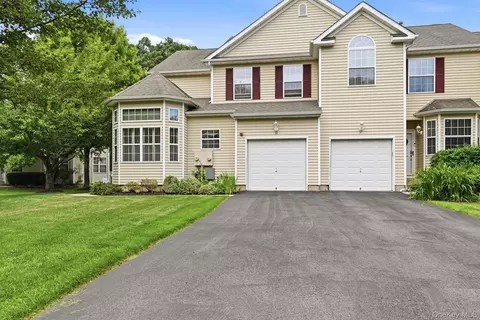36 Cranberry Cir, Medford, NY 11763