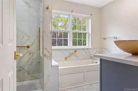 Bath - 10 Marino Dr, Wallkill, NY 12589 photo 3 of 5