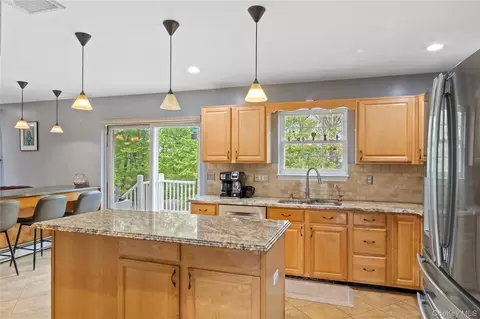 Kitchen - 10 Marino Dr, Wallkill, NY 12589 photo 3 of 5