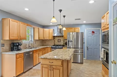 Kitchen - 10 Marino Dr, Wallkill, NY 12589 photo 2 of 5