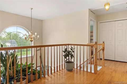 Entry Way - 10 Marino Dr, Wallkill, NY 12589 photo 6 of 6
