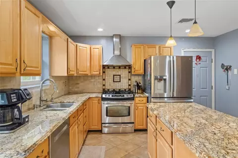 Kitchen - 10 Marino Dr, Wallkill, NY 12589 photo 5 of 5