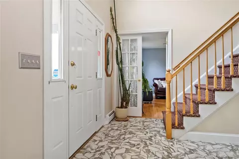 Entry Way - 10 Marino Dr, Wallkill, NY 12589 photo 2 of 6