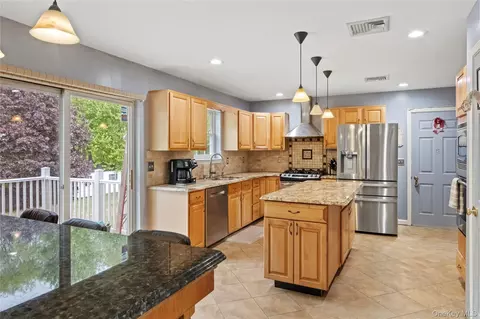 Kitchen - 10 Marino Dr, Wallkill, NY 12589 photo 1 of 5