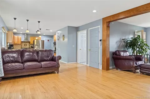 Entry Way - 10 Marino Dr, Wallkill, NY 12589 photo 4 of 6