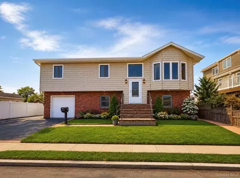 745 S 9th St, Lindenhurst, NY 11757
