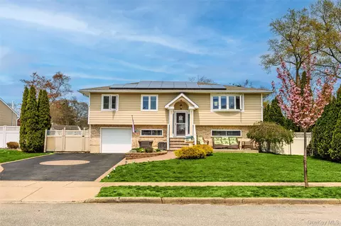 17 Seaver Ln, Smithtown, NY 11787