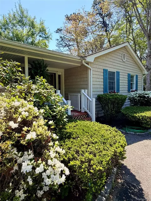 18 Beaver Ln W, Westhampton, NY 11977