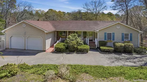 18 Beaver Ln W, Westhampton, NY 11977