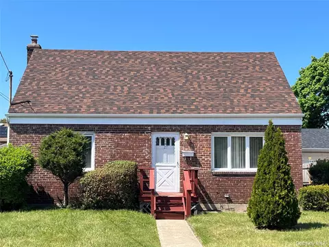 27 5th Ave, North Hempstead, NY 11590