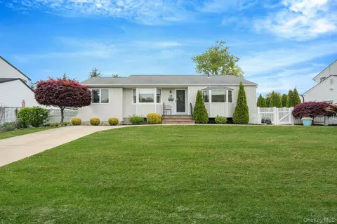 29 Franklin St, Islip, NY 11751